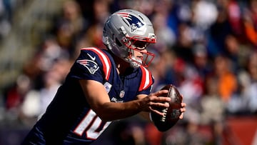 FOXBOROUGH, MASSACHUSETTS - OCTOBER 26: Drake Maye #10 of the New England Patriots looks to hand off the ball against the Cleveland Browns during the first quarter in the game at Gillette Stadium on October 26, 2025 in Foxborough, Massachusetts.   Billie Weiss/Getty Images/AFP (Photo by Billie Weiss / GETTY IMAGES NORTH AMERICA / Getty Images via AFP)