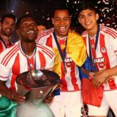 Alan Pulido festeja su primer campeonato con Olympiakos