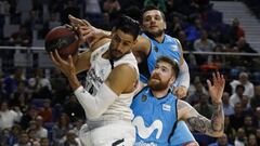 Gustavo Ay&oacute;n lucha por el rebote con Alessandro Gentile y Shayne Whittington durante el Movistar Estudiantes-Real Madrid.