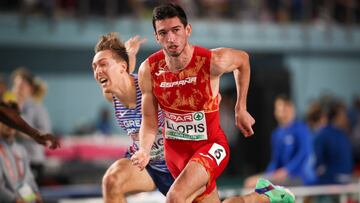 El español Enrique Llopis (R) compite en la prueba de 60m valla en los Europeos de pista cubierta de Estambul 2023.