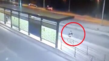 Un skater en el and&eacute;n del MetroBus en la ciudad argentina de Neuqu&eacute;n. Grabado por las c&aacute;maras de seguridad. 