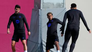 GRAFCAT4916. SANT JOAN DESPÍ (BARCELONA), 24/11/2025.- Los jugadores del FC Barcelona Ferran Torres (i), Lamine Yamal y Ronald Araujo (d) durante el entrenamiento que el equipo azulgrana ha realizado en la ciudad deportiva Joan Gamper para preparar el partido de Liga de Campeones que mañana disputarán ante el Chelsea en Londres. EFE/Alejandro García