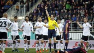 GRA277 EIBAR (GIPUZKOA), 13/12/2015.- El &aacute;rbitro Jos&eacute; Luis Gonz&aacute;lez saca la tarjeta roja al defensa argentino del Valencia Lucas Alfonso Orban, durante el partido de la decimoquinta jornada de Liga que disputan hoy en el estadio Ipurua de la localidad guipuzcoana de Eibar. EFE/Javier Etxezarreta.