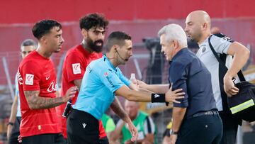 PALMA DE MALLORCA (ISLAS BALEARES) 07/10/2023. El técnico argentino del Mallorca, Javier Aguirre (d), conversa con el colegiado Hernández Maeso, durante el encuentro correspondiente a la jornada nueve de primera división que disputan Mallorca y Valencia hoy sábado en el estadio de Son Moix, en Mallorca. EFE/CATI CLADERA.