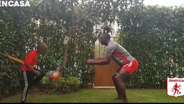 Luis Paz y su hijo entrenando en casa