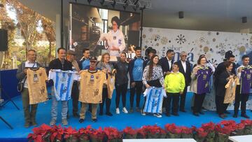 La comitiva del club en la 'Feria Sabor a Málaga'. En el centro Ramón.