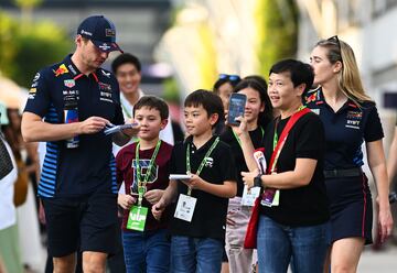 Max Verstappen firmando autógrafos. 