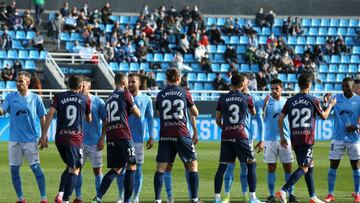 Los jugadores de Ibiza y Huesca se saludan antes de comenzar el partido.