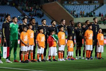 CHAPEL HILL, NORTH CAROLINA - JUNE 10: Mexico players stand for their national anthem before the international friendly match against Turkey at Kenan Stadium on June 10, 2025 in Chapel Hill, North Carolina. Grant Halverson/Getty Images/AFP (Photo by GRANT HALVERSON / GETTY IMAGES NORTH AMERICA / Getty Images via AFP)
