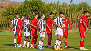 Los futbolistas de Hércules y Castellón, en una acción a balón parado.