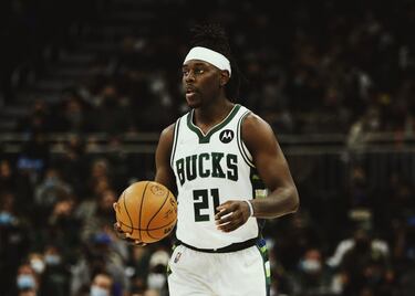 Base. 31 años. Estadísticas 2021-22: 18 puntos, 4,7 rebotes y 6,5 asistencias. El salto de Nueva Orleans a Milwaukee fue una bendición para un Jrue Holiday del que muchos se habían olvidado… aunque su nivel ha sido altísimo siempre que le han respetado las lesiones. Un demonio en defensa y un competidor tenaz y valiente en ataque, Holiday demostró ser un jugador esencial en el anillo de los Bucks, con momentos heroicos en la remontada de un equipo que convirtió un 2-0 a favor de los Suns en el 2-4 final. Esta temporada, los Bucks no están a su mejor nivel, pero siguen siendo un enemigo temible cuando Antetokounmpo, Middleton y Jrue están en pista. Con esa coraza serán tan favoritos como cualquiera cuando llegue la hora de defender título en los playoffs. Una cosa está clara: los Bucks tendrán mucho más a tiro repetir título con la mejor versión de un Jrue que también fue vital para Estados Unidos en el último oro olímpico. 
