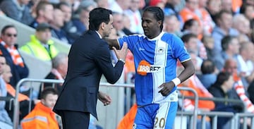 Roberto Mart&iacute;nez y Hugo Rodallega en Wigan