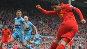 Luis Suárez es la punta de lanza del Liverpool y uno de sus jugadores más desequilibrantes. En la imagen, hace una rabona ante el West Ham esta temporada.