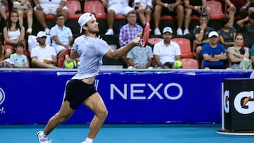 MEX4620. ACAPULCO (MÉXICO), 27/02/2025.- El tenista checo Tomás Machác devuelve una bola frente al estadounidense Learner Tien este jueves, durante el Abierto Mexicano de Tenis en Acapulco (Me´xico). EFE/ David Guzma´n