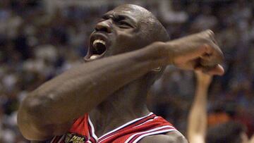 Michael Jordan celebra el sexto anillo de los Chicago Bulls.