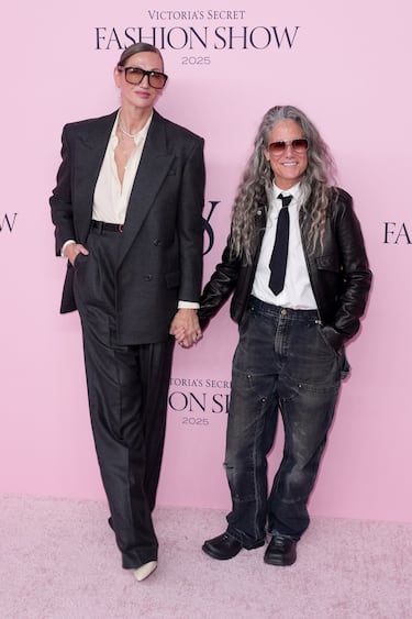 Jenna Lyons y Cass Bird posan en la alfombra del Victoria's Secret Fashion Show 2025.