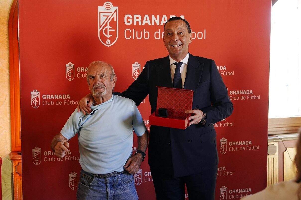 Alfredo García Amado obsequia a uno de los abonados.