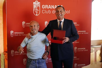 Alfredo García Amado obsequia a uno de los abonados.