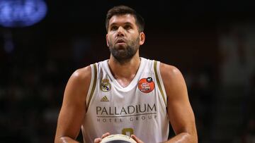Felipe Reyes lanza un tiro libre ante el Valencia Basket.