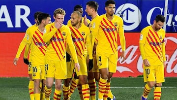 Barcelona&#039;s Dutch midfielder Frenkie De Jong (3rdL) celebrates with teammates after scoring a goal during the Spanish League football match between Huesca and Barcelona at the El Alcoraz stadium in Huesca on January 3, 2021. (Photo by Pau BARRENA / A