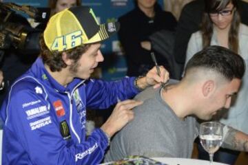 Valentino Rossi y Jorge Lorenzo firmaron autógrafos en el edificio Telefónica de Gran Vía, Madrid. 