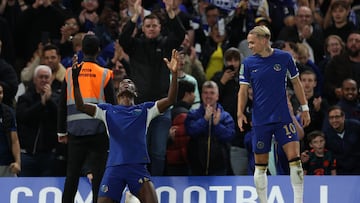 Nicolas Jackson, jugador del Chelsea, celebra su gol anotado ante el Brighton.