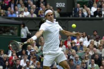 El tenista suizo Roger Federer se enfrenta al rumano Víctor Hanescu durante un partido de primera ronda del torneo de tenis de Wimbledon