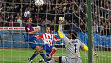 <B>A BASE DE GOLES.</b> Nueve tantos, como este al Barça, pueden abrir las puertas de la Selección a Luis García.