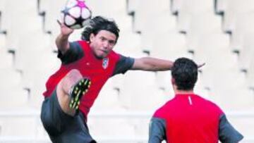 <b>TAN FELIZ. </b>Agüero protagonizó el entrenamiento de ayer en el Spyros Louis con continuas bromas. Hoy jugará y zanjará el culebrón sobre su futuro.