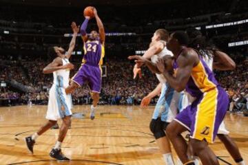 Kobe, en versión old school: el escolta fue decisivo y los Lakers ganaron su primer partido de toda la temporada contra un equipo del Oeste.