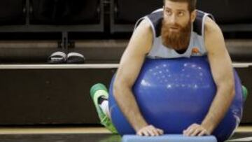 Kostas Kaimakoglou viajó a Valencia y no pudo jugar el partido de ida. Este miércoles tampoco jugará el de vuelta. Sigue con molestias en el nervio ciático.