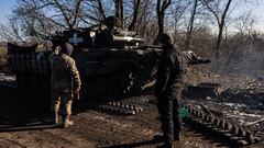Soldiers from the Ukrainian armed forces' 10th brigade repair a T-72 tank track in the Donetsk region, eastern Ukraine on December 19, 2022. (Photo by Sameer Al-DOUMY / AFP) (Photo by SAMEER AL-DOUMY/AFP via Getty Images)