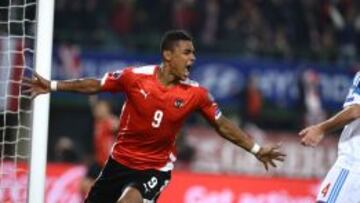 Rubin Okotie celebra su gol.