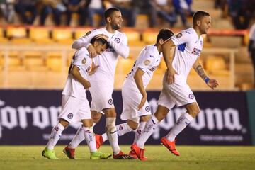 Los jugadores de La Máquina celebran el gol de Misael Domínguez al inicio del segundo tiempo