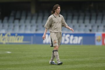 En 2001, Messi comenzó a entrenar con el Infantil A de Rodolfo Borrell, pero luego lo pasaron al Infantil B, dirigido por Xavi Llorens.