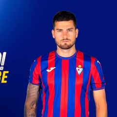 El Alcorcón realiza su octava incorporación con Roberto Olabe