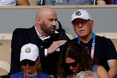 PARIS, 04/08/2024.- El actor estadounidense John Travolta asiste al partido entre el tenista español Carlos Alcaraz y el serbio Novak Djokovic durante la final individual masculina de tenis de los Juegos Olímpicos de París 2024 este domingo, en la capital gala. EFE/Juanjo Martín
