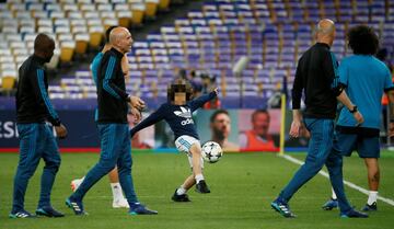 Los niños irrumpen en el entreno del Madrid en Kiev