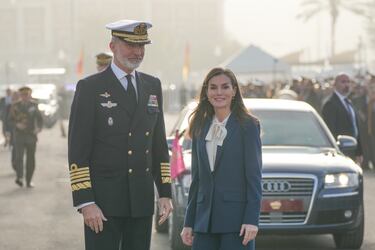 Los Reyes Felipe VI y Letizia Ortiz llegan al puerto de Cádiz antes de la partida del Juan Sebastián Elcano. 