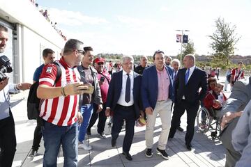 Enrique Cerezo llegó en Metro al estadio. 