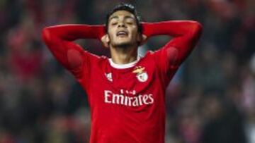 LBA0114. LISBOA (PORTUGAL), 08/12/2015.- Raul Jimenez del Benfica reacciona en el partido ante el Atletico de Madrid hoy, martes 8 de diciembre de 2015, durante un partido del Grupo C de la Liga de Campeones en el estadio Luz de Lisboa (Portugal). EFE/MIGUEL A. LOPES