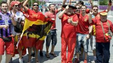 En las cercanías del Donbass Arena se han agolpado la mayoría de aficionados españoles cantando a favor de La Roja. Con ellos ha estado también animando Manolo el Del Bombo.