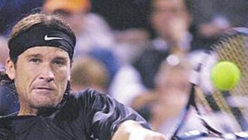 <b>PERDIÓ CON EL MEJOR. </b>Los golpes a dos manos de Moyá no sirvieron para tumbar a Roger Federer.