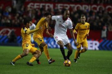 Actualmente juega en el Sevilla.