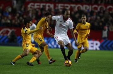 Actualmente juega en el Sevilla. 