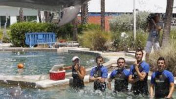 Los jugadores del Barcelona nadan con delfines en Miami