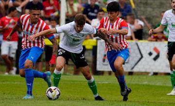 Dani Queipo, del Sporting, en pugna con Dani Fernández, del Racing.