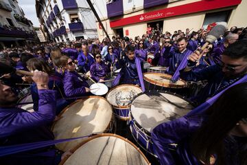 Decenas de personas durante la procesión de la Rompida de la Hora de Calanda, Teruel, Aragón (España).