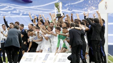 Los jugadores del Real Madrid levantan el trofeo de campeón de Liga en el césped del Santiago Bernabéu.