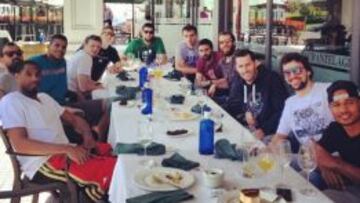 Los jugadores del Madrid celebraron el pase a la Final Four comiéndose una paella.